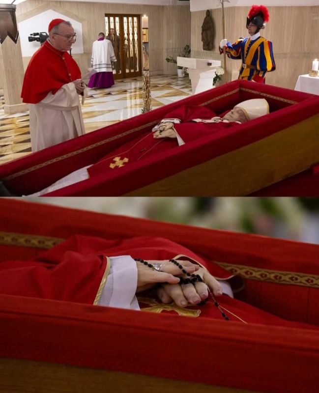 Foram divulgadas nesta terça-feira (22) as primeiras fotos do papa Francisco no caixão — imagem 2